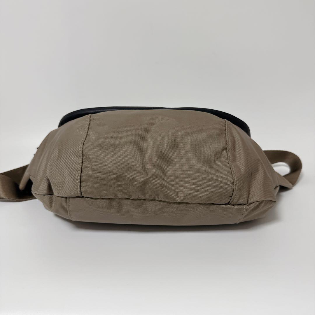 24時間以内発送】イアパピヨネ ボディバッグ ベージュ - メルカリ