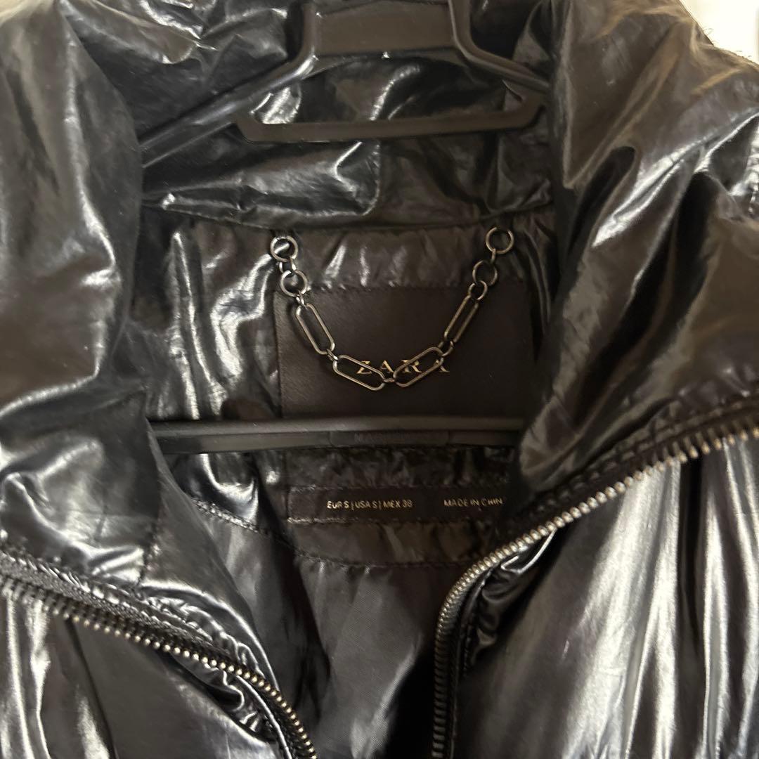 ZARA光沢のある黒ダウンジャケット - メルカリ