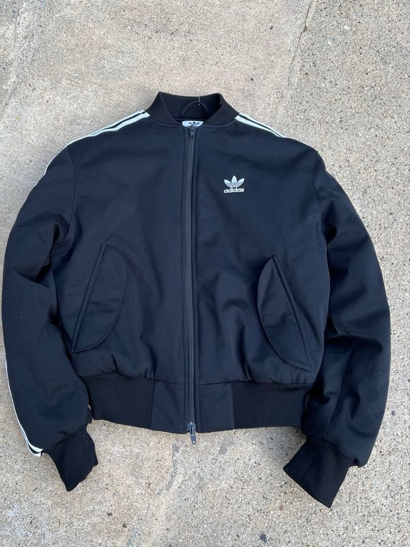 adidas トレフォイル刺繍ロゴ ダブルジップ 中綿入りサイドライン MA-1