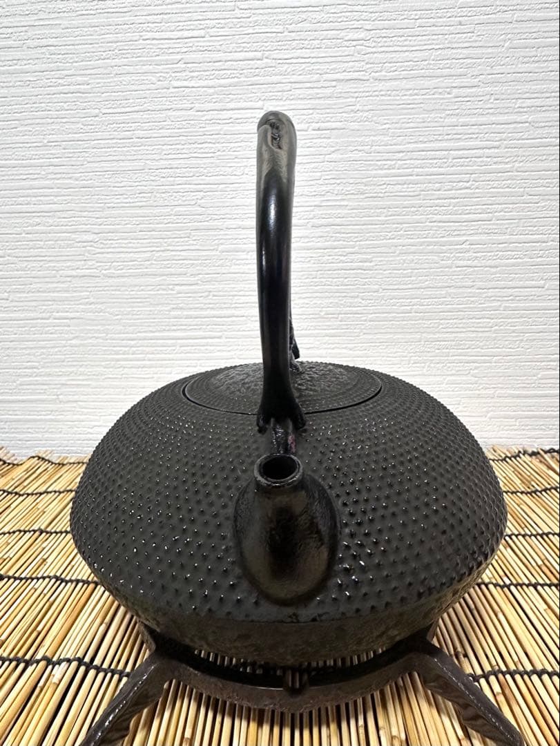 未使用品、栞、取説付 南部名工金秀 及春鋳造捻鉉算盤形アラレ南部鉄瓶