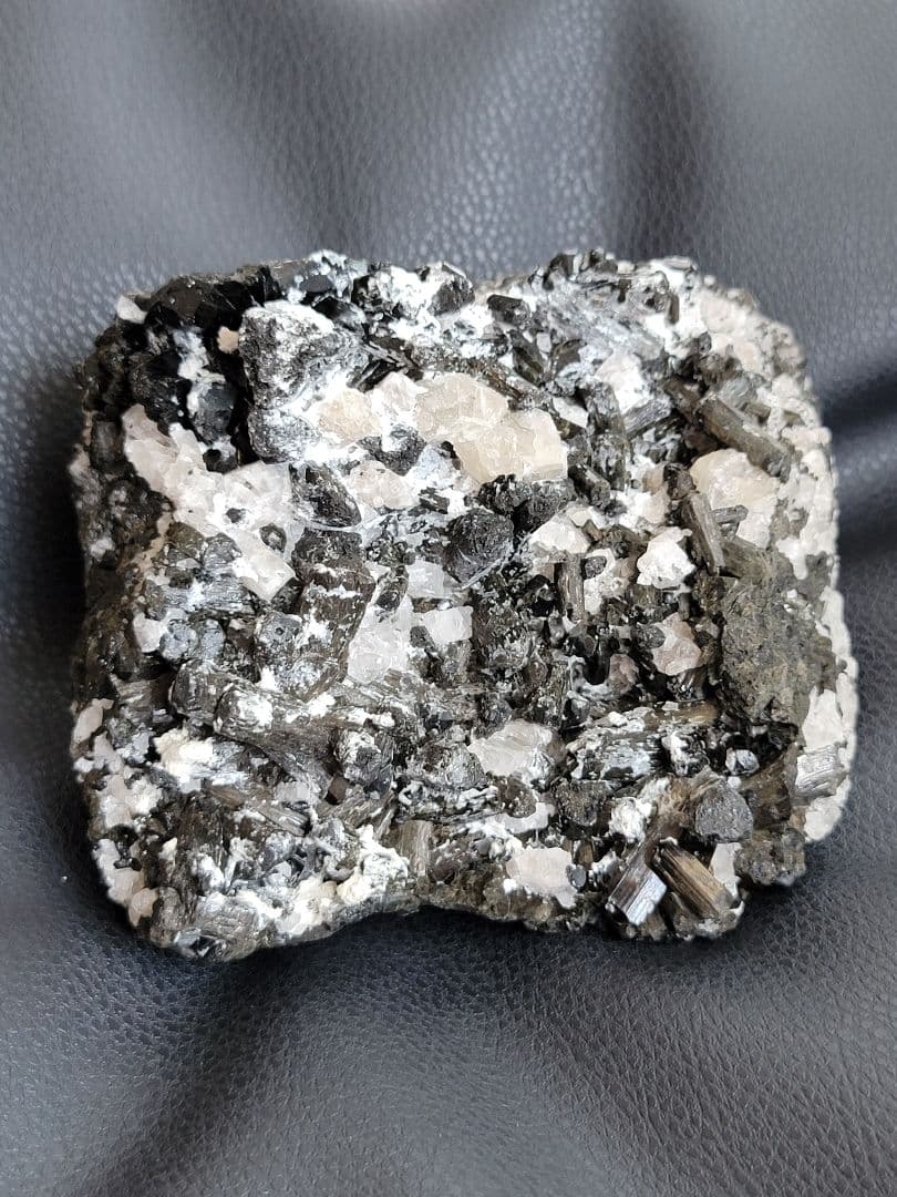 グリーントルマリン 　1.2kg　希少　原石