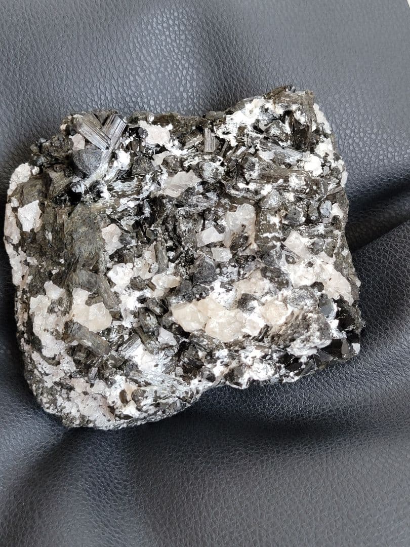 グリーントルマリン 　1.2kg　希少　原石