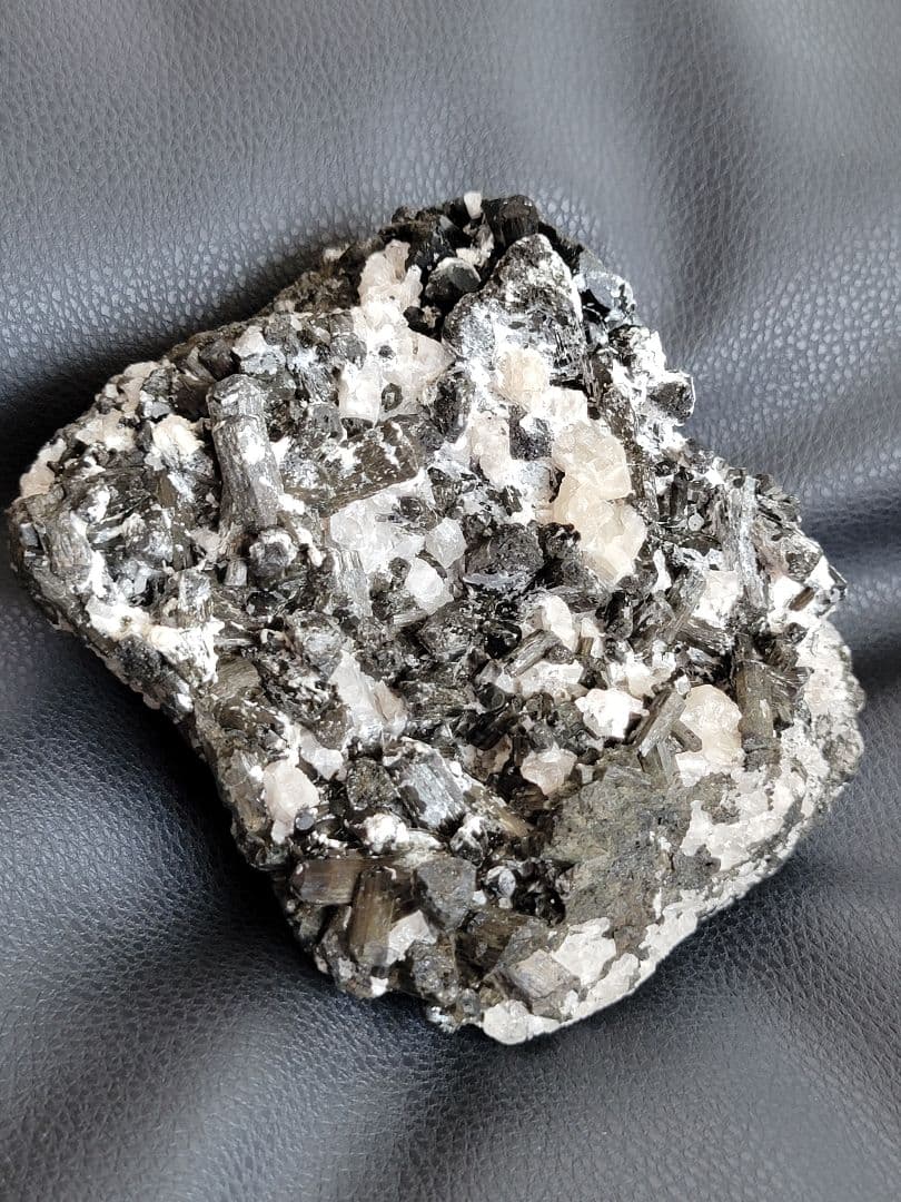 グリーントルマリン 　1.2kg　希少　原石