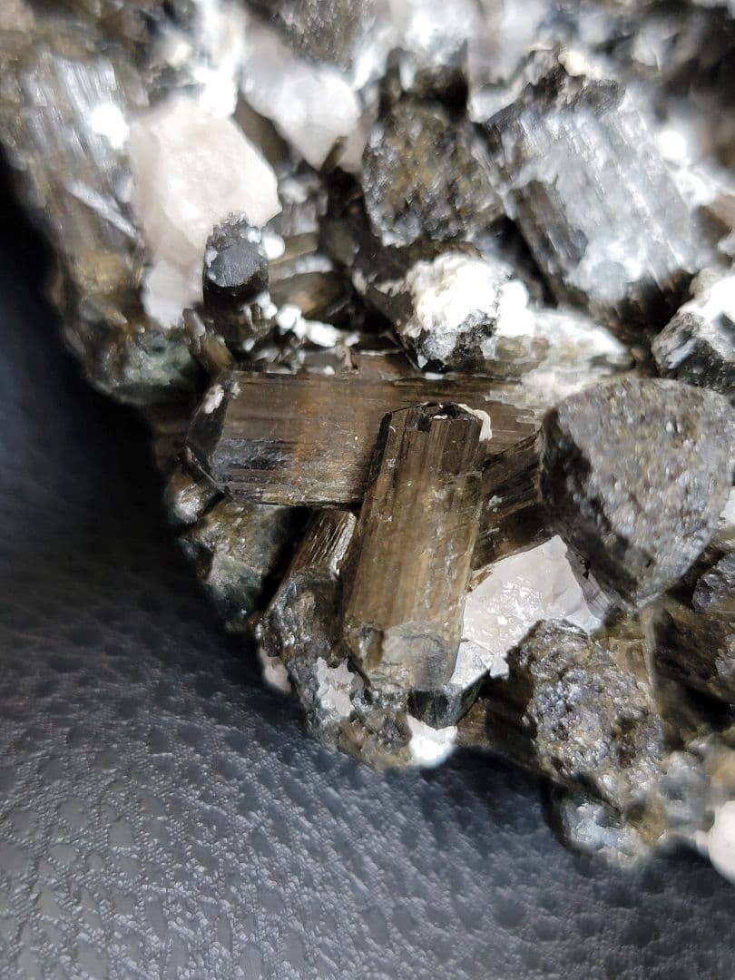 グリーントルマリン 　1.2kg　希少　原石