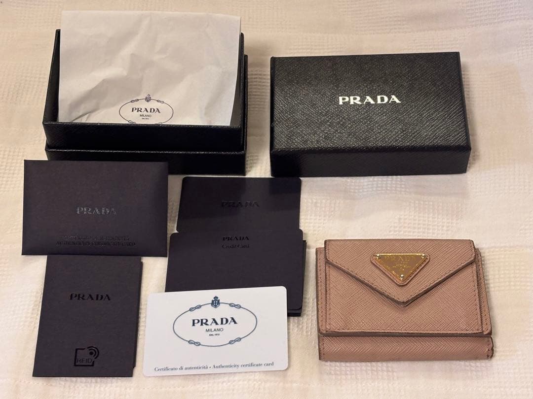 プラダ　コンパクト　三つ折り財布　ベージュ プラダ PRADA 財布 三つ折り財布 折りたたみ財布 小銭入れ付き PR