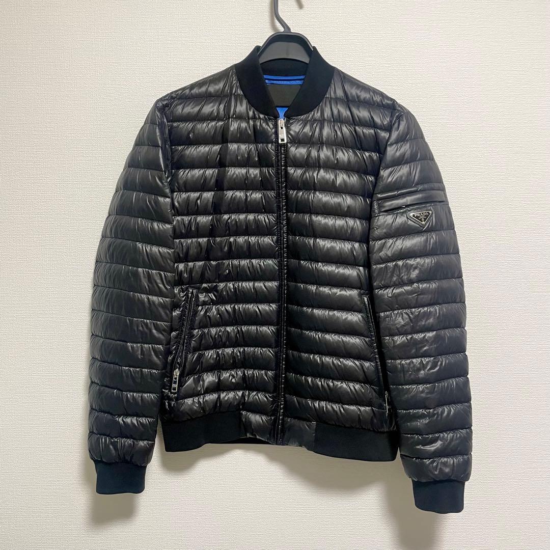 PRADA ダウンジャケット 三角プレート 軽量 メンズ 黒 プラダ