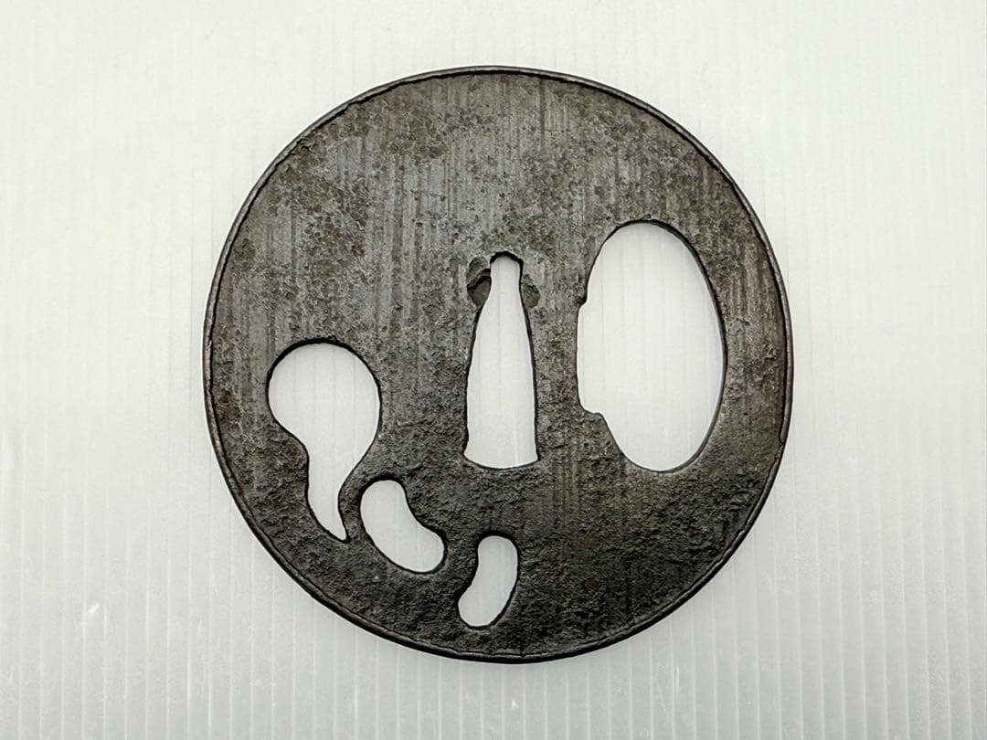 日本刀 刀剣 刀装具 無銘 鍔 《約85×84×3mm・93g》 座布団・木箱付