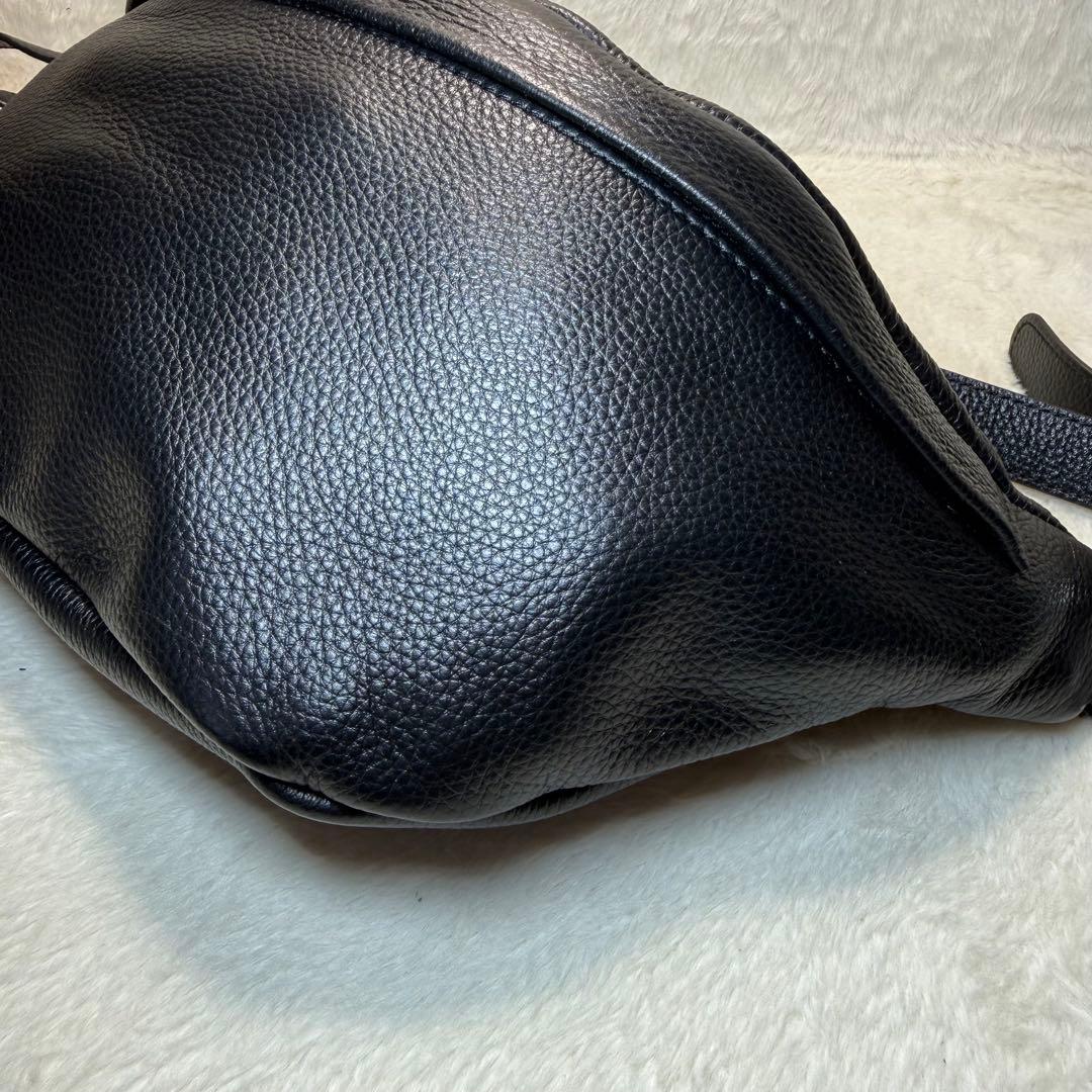 極美品 nouer 牛革ボディバッグ 黒 シボ革