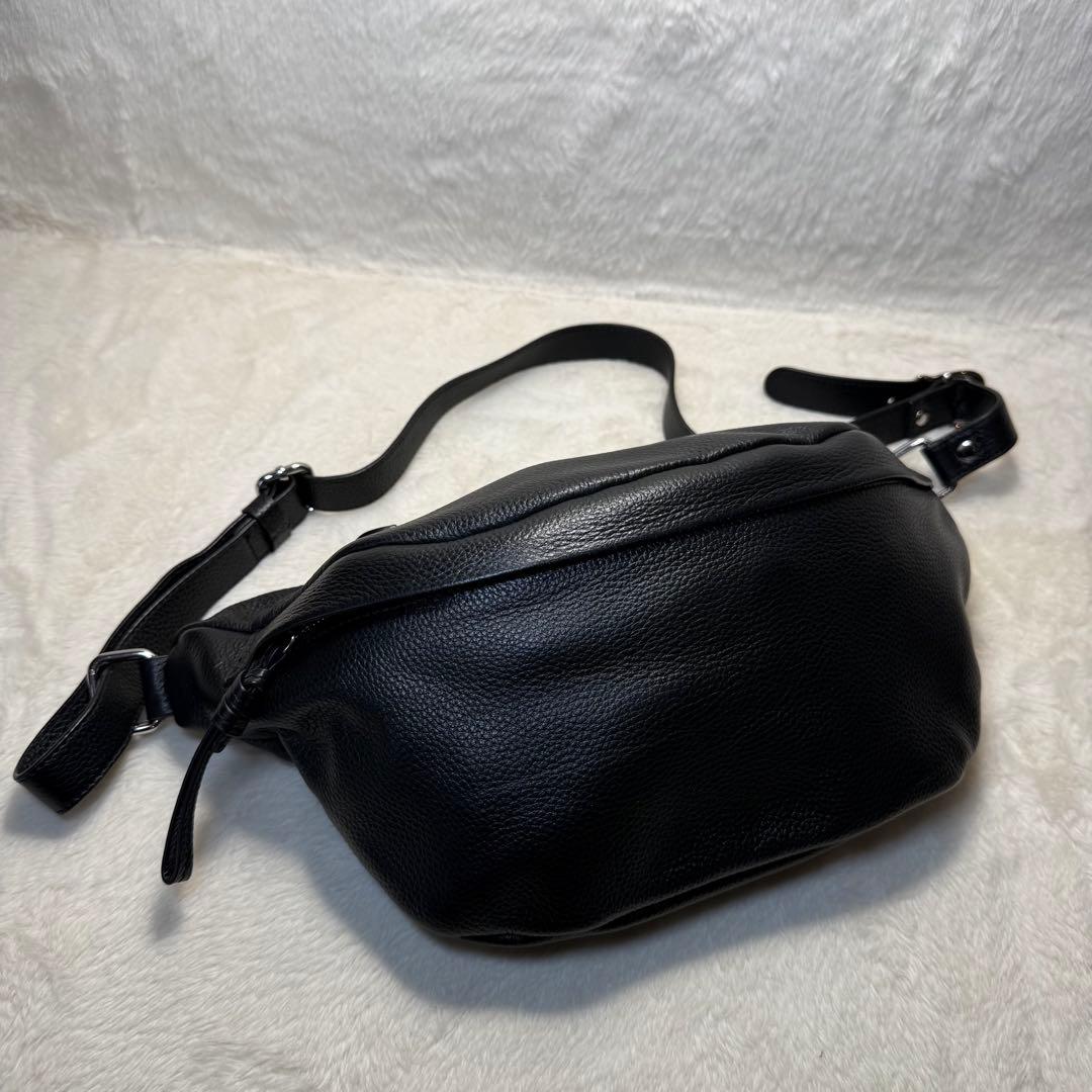 極美品 nouer 牛革ボディバッグ 黒 シボ革 極美品 nouer 牛革ボディバッグ 黒 シボ革