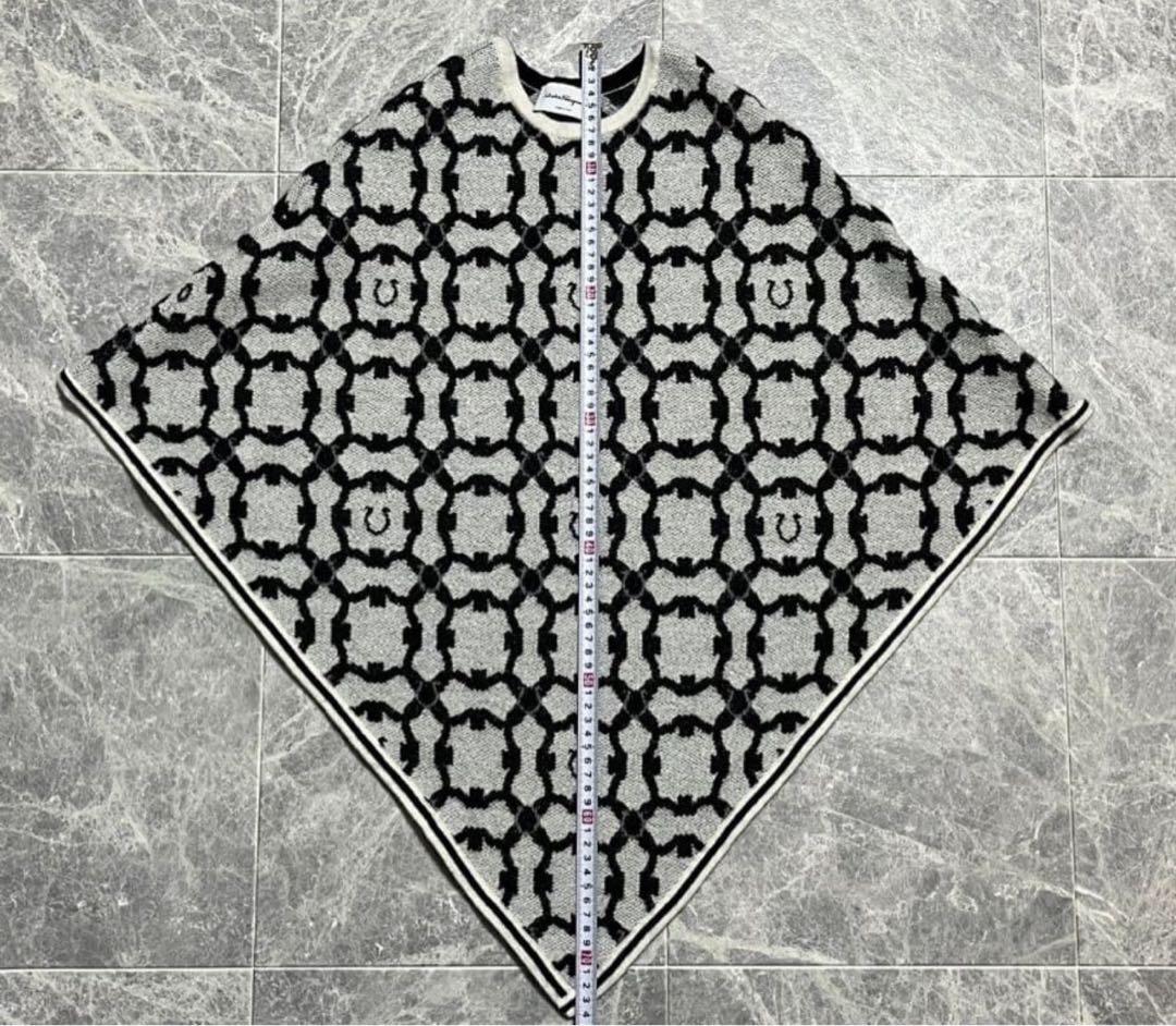 SALVATORE FERRAGAMO フェラガモ ガンチーニ柄 カシミヤケープ