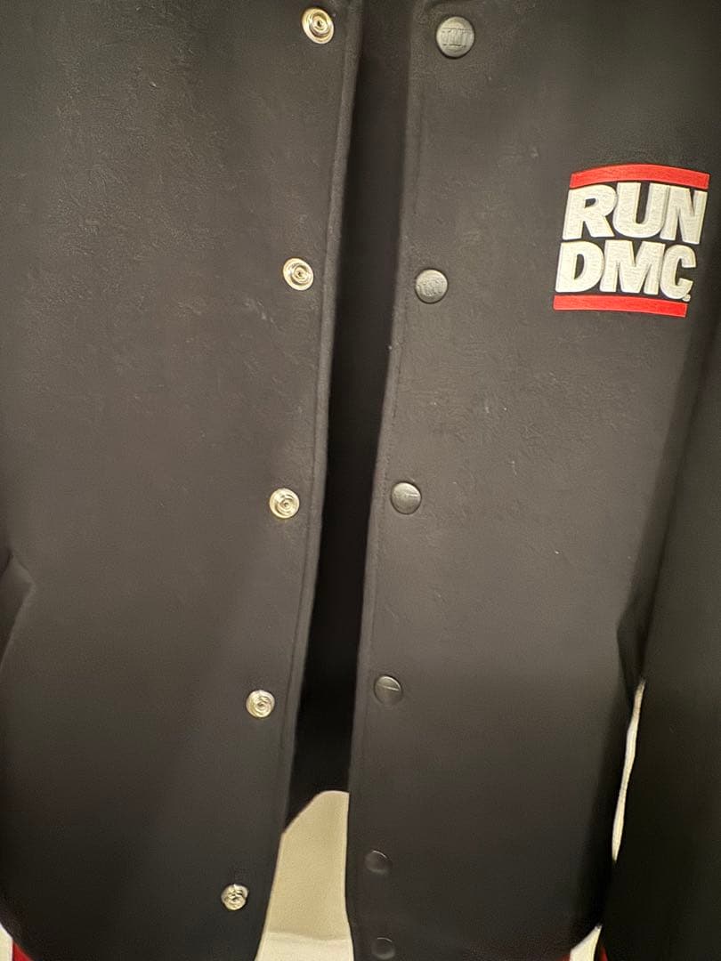 TMT×RUN DMC スタジャン ブラック/レッド