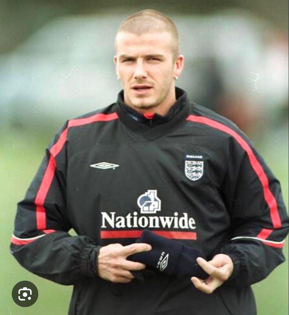 Umbro イングランド代表 ピステ・ウィンドブレーカー S 黒/赤 Umbro イングランド代表 ピステ・ウィンドブレーカー S 黒/赤 【公式通販】