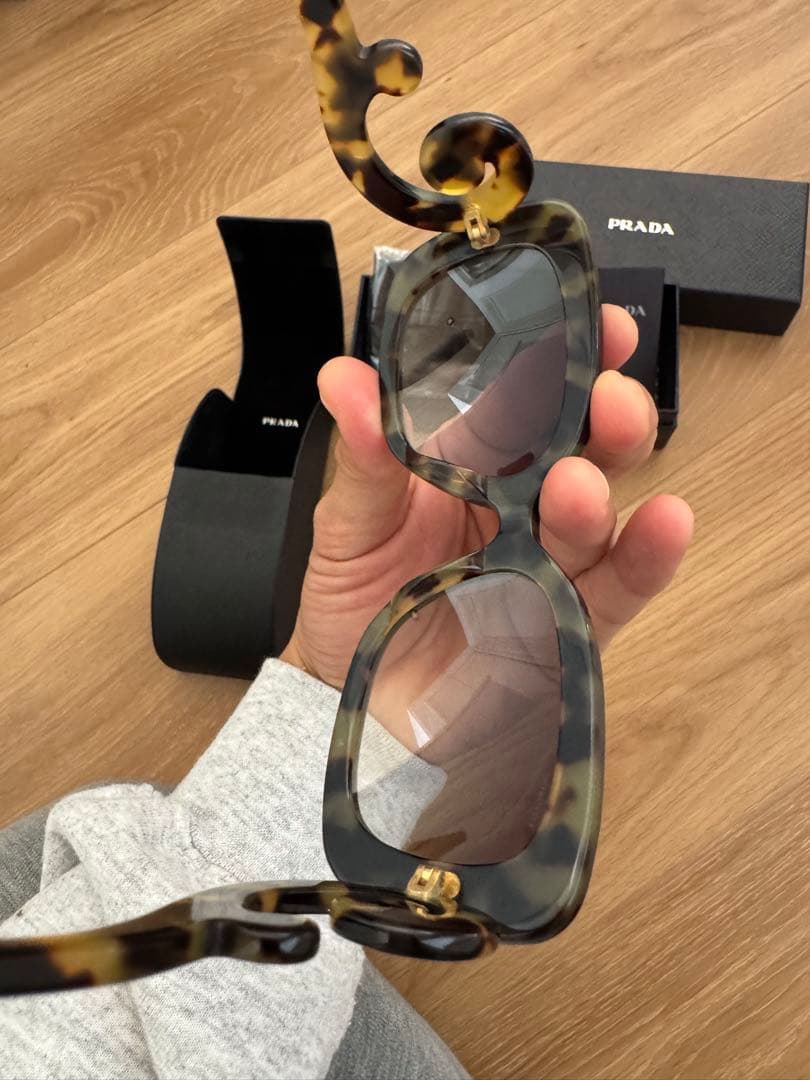 Prada スカラップデザイン サングラス hyde
