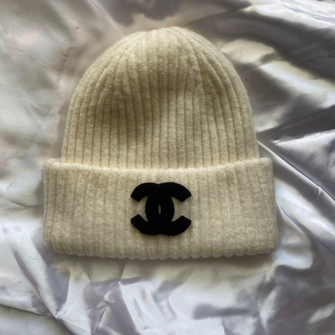 CHANEL CCマーク　ホワイト ニット帽 ロゴ刺繍 CCマークの刺繍が可愛い♪【CHANEL】柔らかな起毛感 ニット帽 (CHANEL