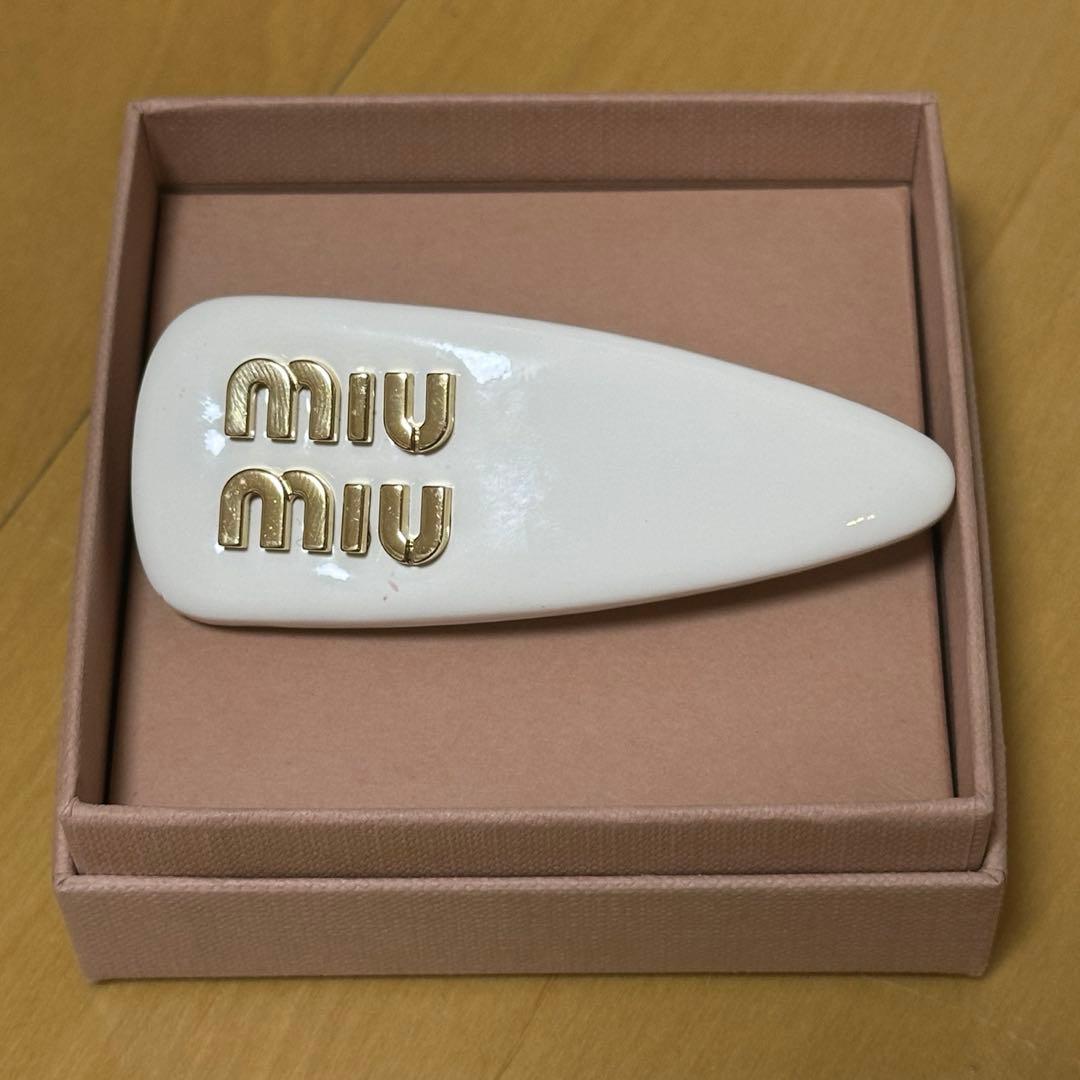miumiu パテントレザー ヘアクリップ ヘアピン 白 ホワイト パテントレザー ヘアクリップ | Miu Miu
