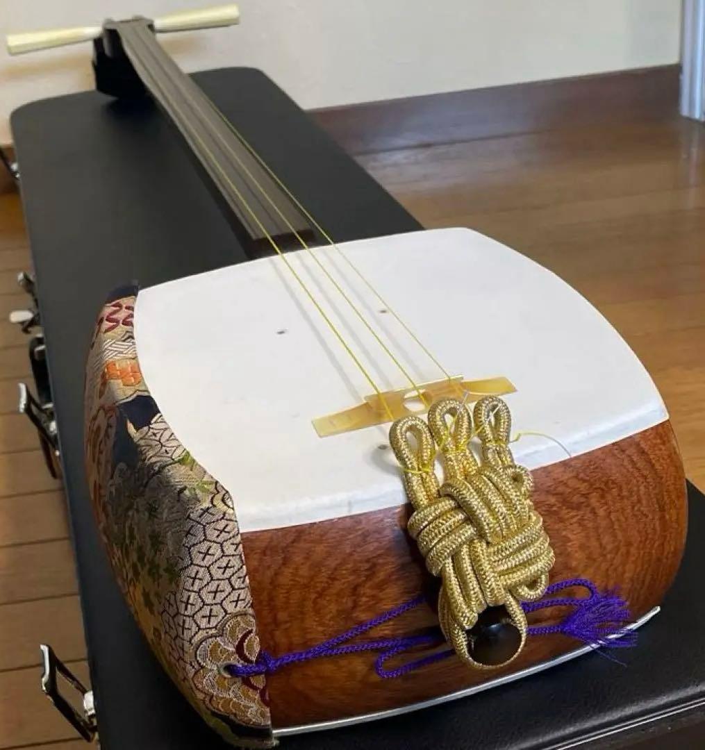 両面四つ皮張りたて 子持綾杉胴 金細 紅木 杢有 中棹 地唄三味線 両面四つ皮張りたて 子持綾杉胴 金細 紅木 杢有 中棹 地唄三味線 両面