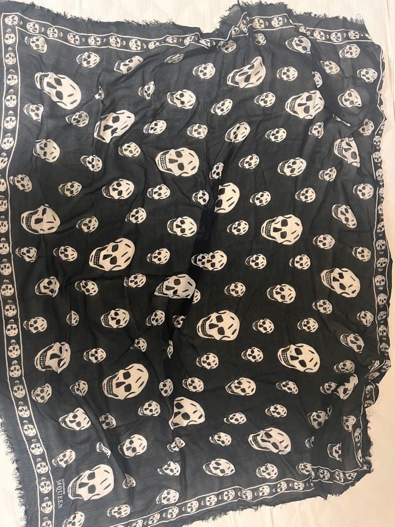 ALEXANDER McQUEEN スカル柄ストール　バンダナ　スカーフ Women's Reversible Hood Skull Scarf in Graphite/Black | McQueen US