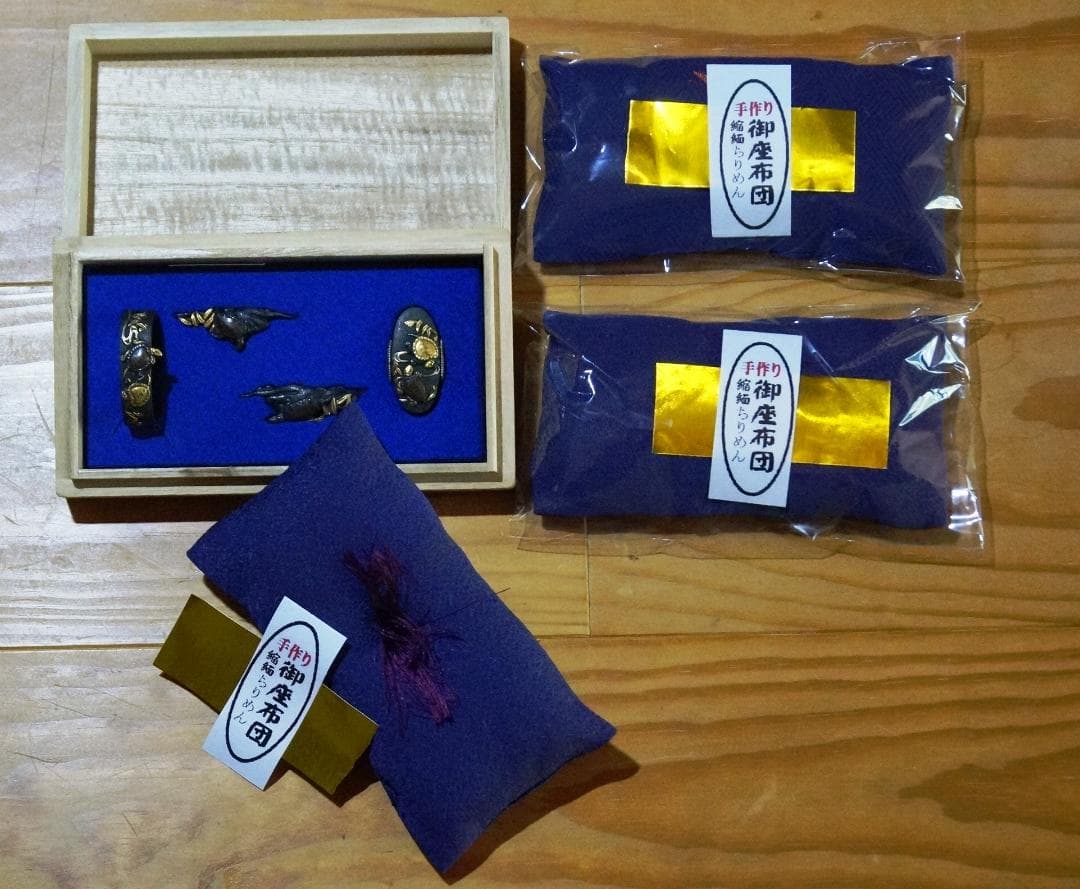 職人手作り　絹紫縮緬　鍔桐箱用座布団　房付き　２0枚セット 職人手作り 絹紫縮緬 鍔桐箱用座布団 房付き 20枚セット 職人