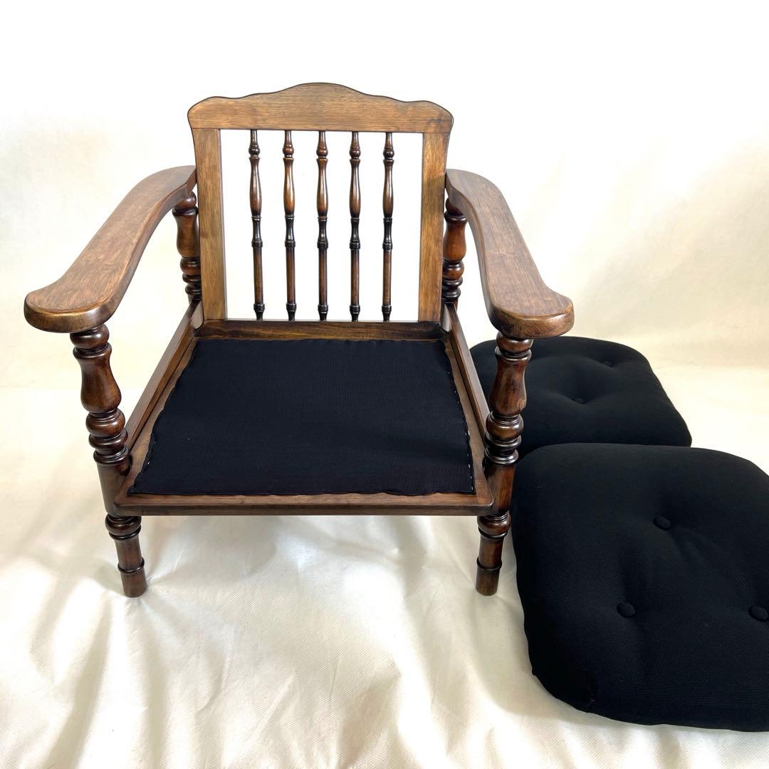 木製アームチェア・ 黒ファブリックソファ・ボタンクッション・ブラック