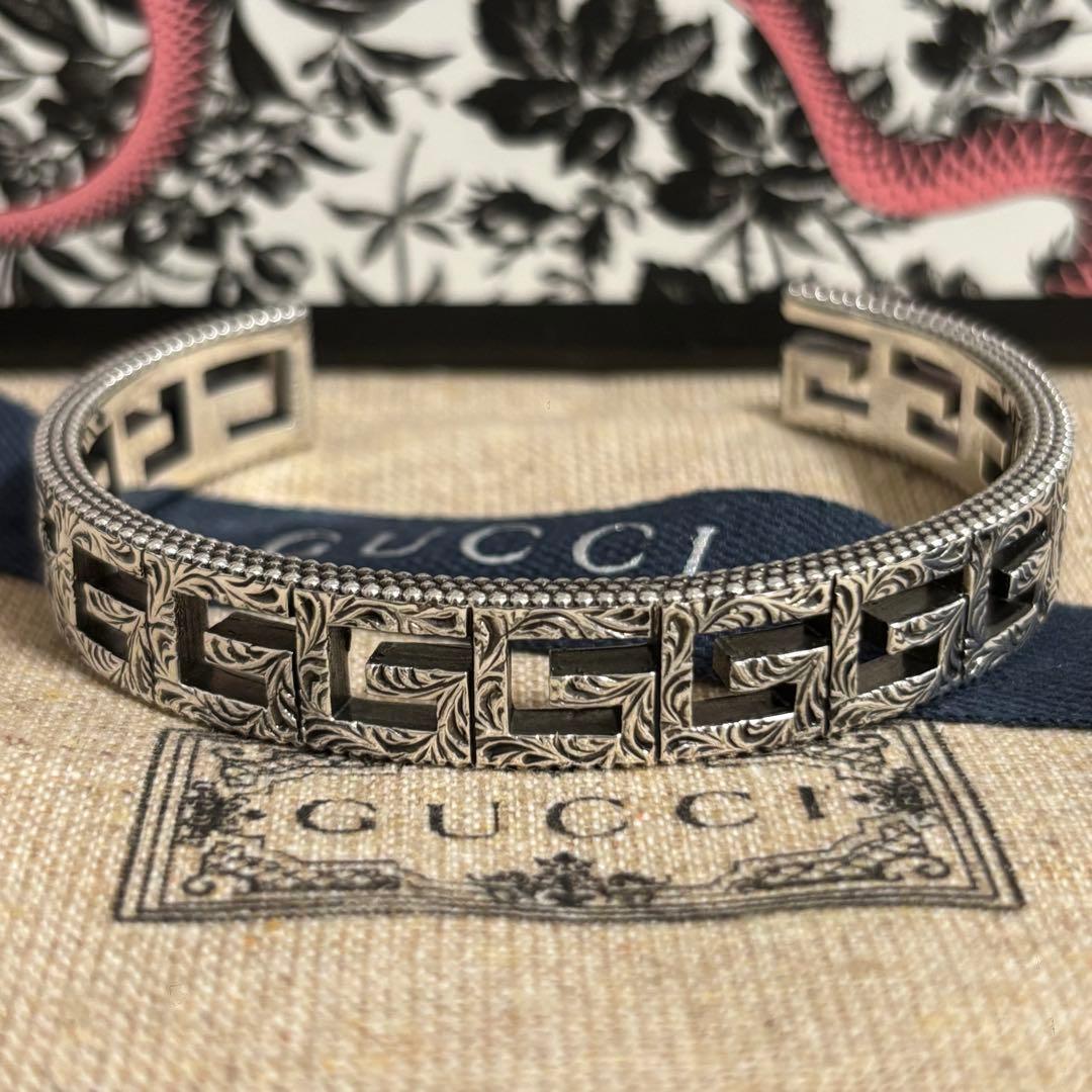 GUCCI 新品同様品　インターロッキングGアラベスクバングル　刻印17 付属品 GUCCI（グッチ） インターロッキングG ブレスレット 17 h-j606