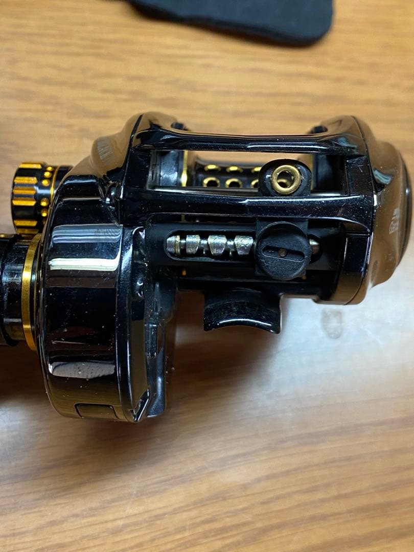 レボブラック10 ベイトリール 右ハンドル