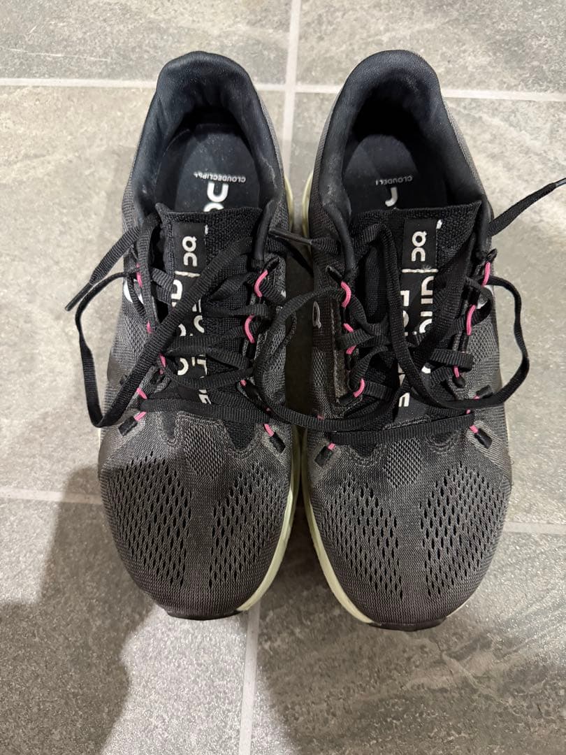 オンランニングシューズ27、5cm美品 on ランニングシューズ（On）（サイズ（cm）：27cm）のおすすめ人気