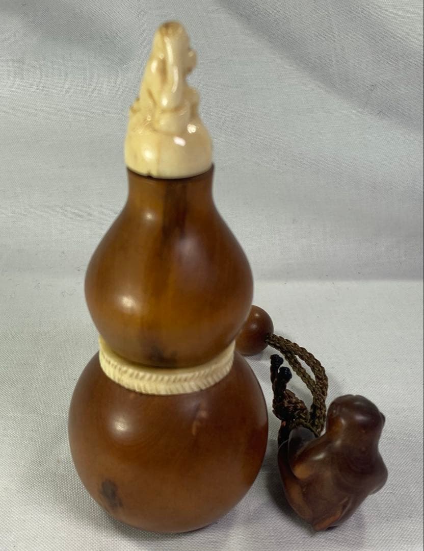印籠 柘植 瓢箪(ひようたん) カバ牙の頭部と猿の彫刻付き