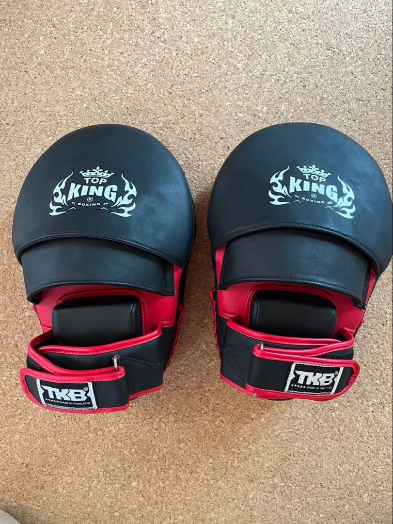 TKB KING パンチングミット 黒/赤 Amazon | K 本革製パンチンググローブ 黒レッド/ムエタイ名品、キック