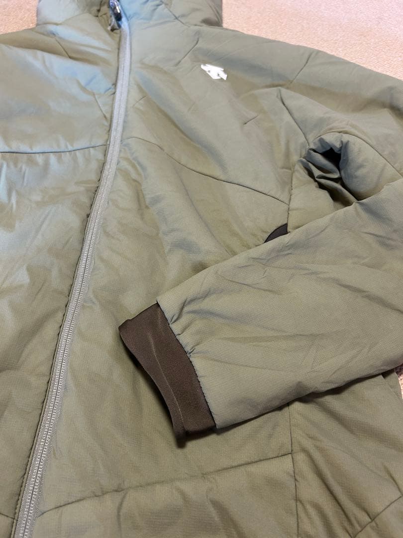 値下 DESCENTE フード付き中綿ミドルジャケット チームデサントモデル O