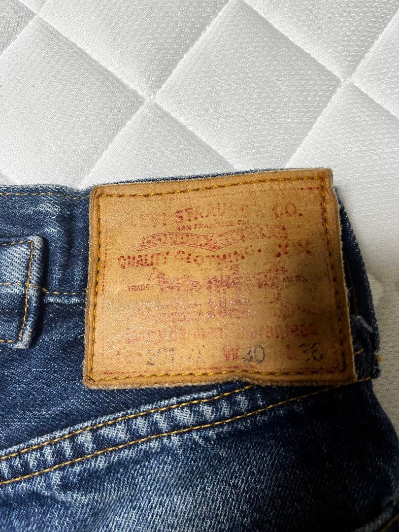 <名作>90s Levi's 201xx 復刻　シンチバック　ストレートジーンズ 名作>90s Levi's 201xx 復刻 シンチバック ストレートジーンズ - メルカリ