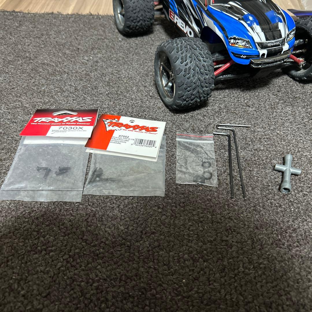 トラクサス　e-revo 1/16 送受信機なし　ほぼノーマル　シャフト交換