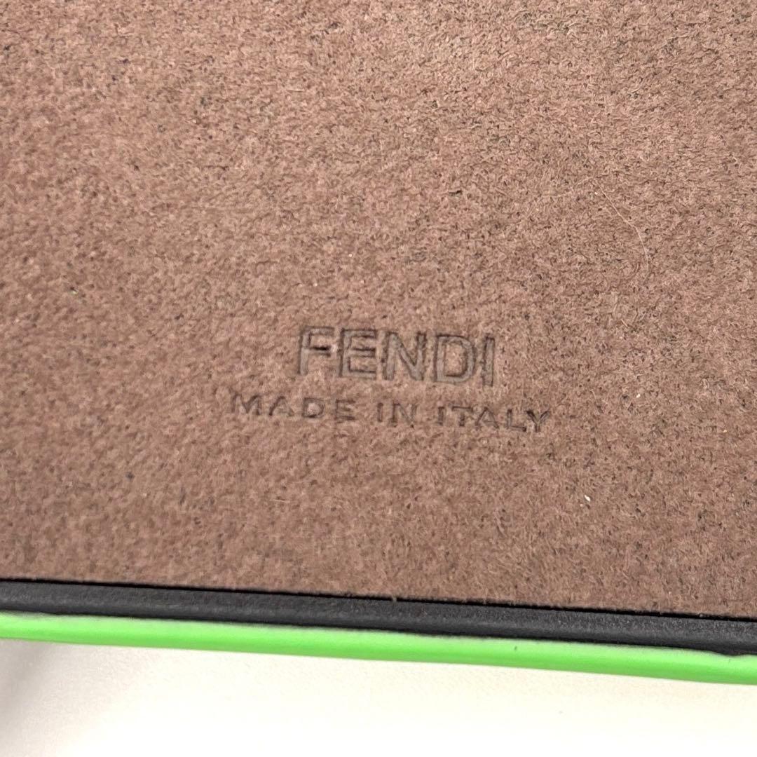極美品 フェンディ iPhone15 ケース ロゴ レザー エメラルドグリーン