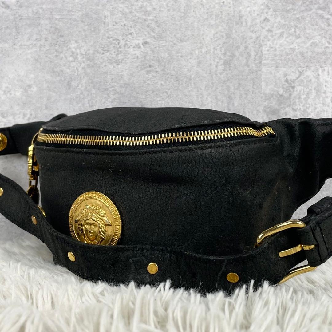 美品 ヴェルサーチ レザー ボディバッグ ロゴ金具 メデューサ ファスナー 黒 美品 ヴェルサーチ レザー ボディバッグ ロゴ金具 メデューサ