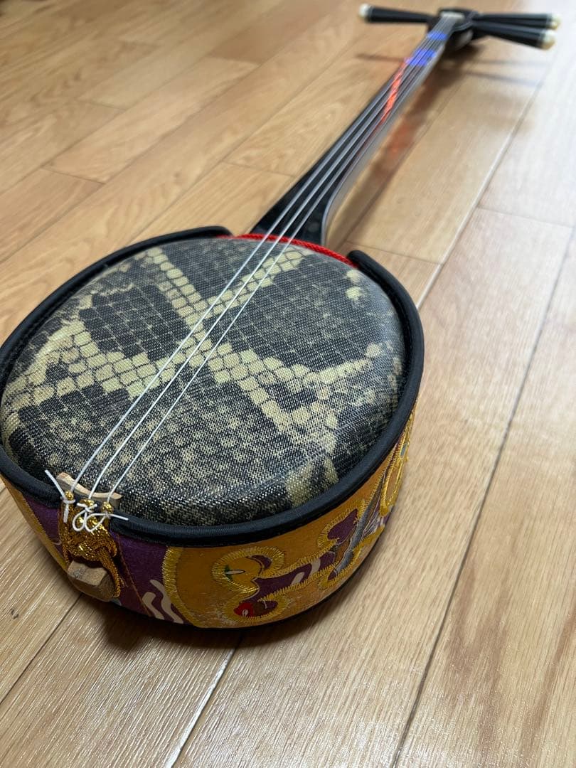 沖縄三線 本体（ウマなし、ビギンの唄本つき）