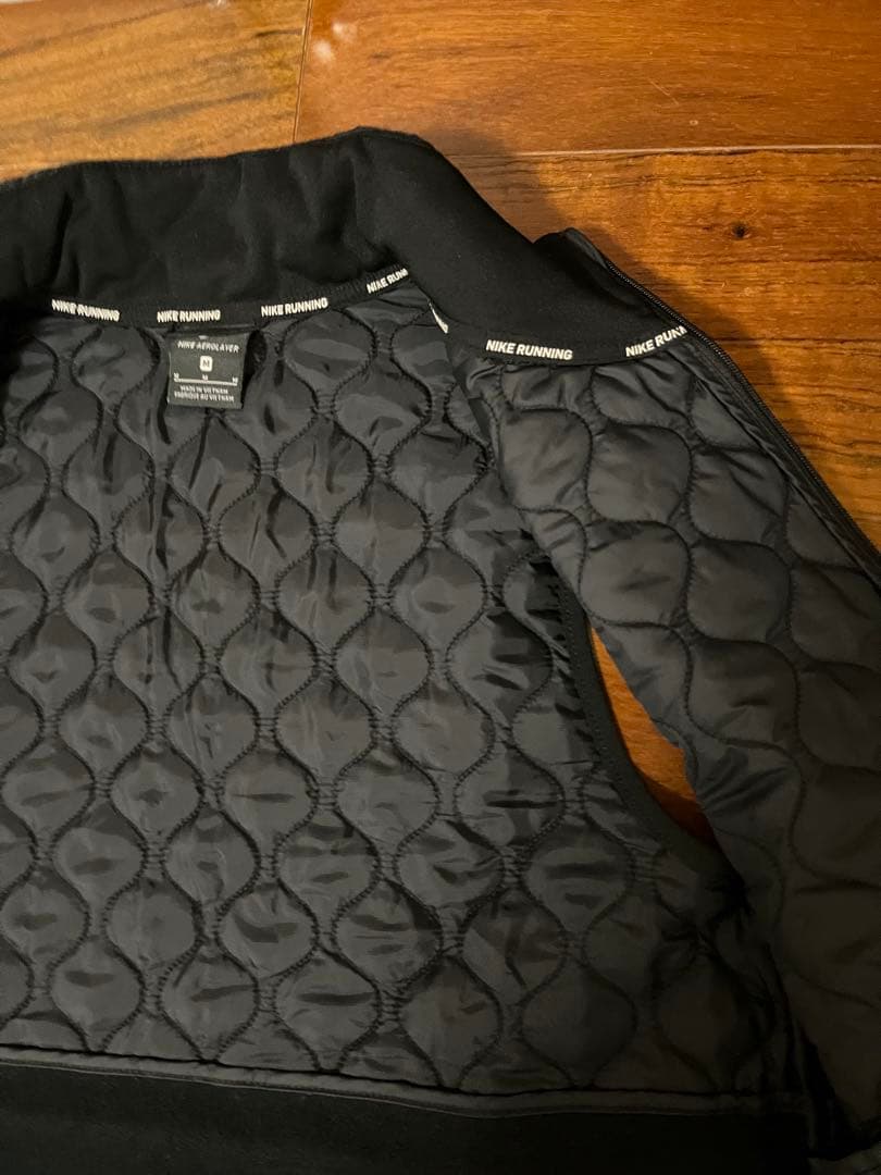 未使用に近い中古美品！黒NIKE Aerolayerベスト レディースM 未使用に