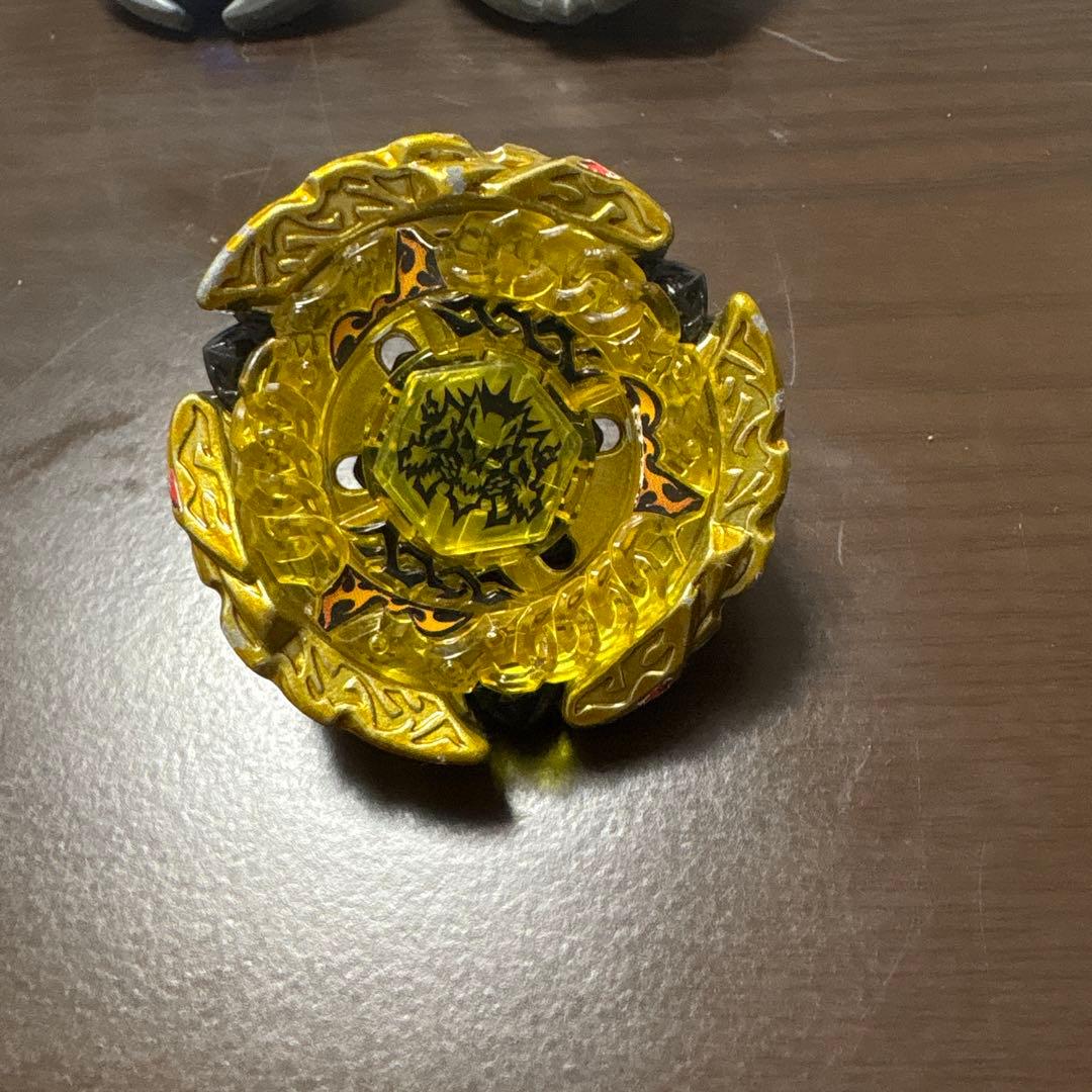 ベイブレード 金色と黒色 パーツ ブラックのカラーがカッコいい！『ベイブレードX』よりタカラトミー