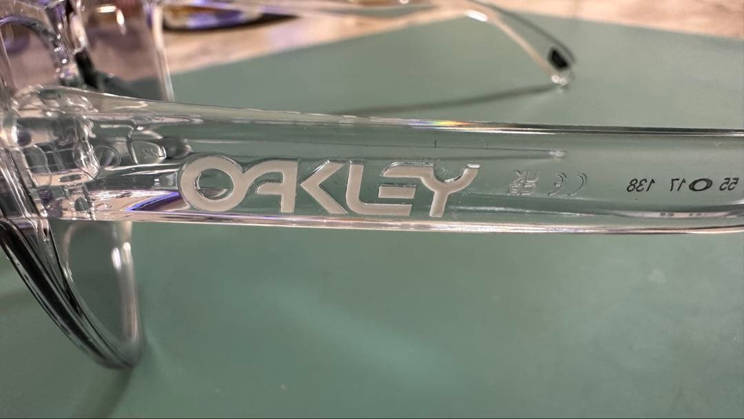 美品〉OAKLEY FrogskinsOX8137-02ライトグレーサングラス