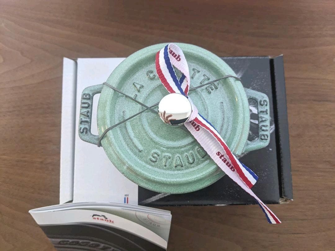ストウブ　staub　ココットラウンド　10㎝　セージグリーン　生涯保証付　新品 STAUB - ストウブ staub ココットラウンド 10㎝ セージグリーン 生涯