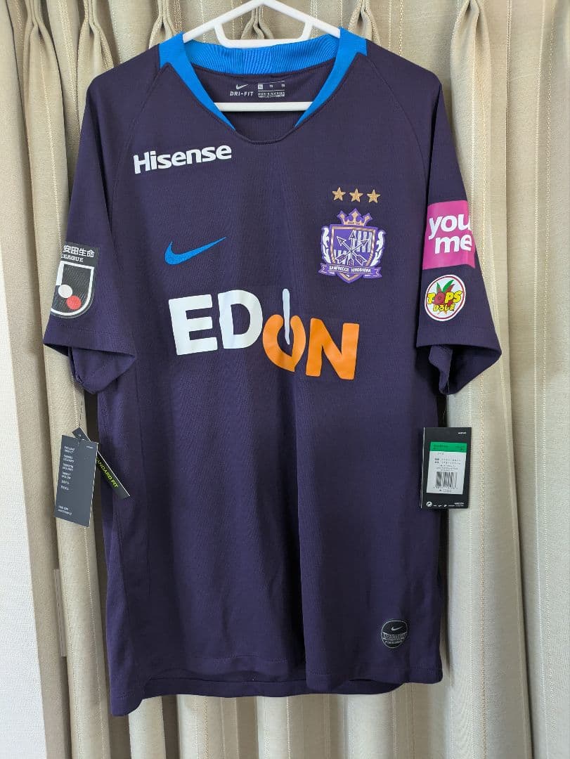 サンフレッチェ広島　 2019シーズン　アウェイユニフォーム サンフレッチェ広島サポが「＃紫を取り戻せ」 「赤い」アウェーユニに