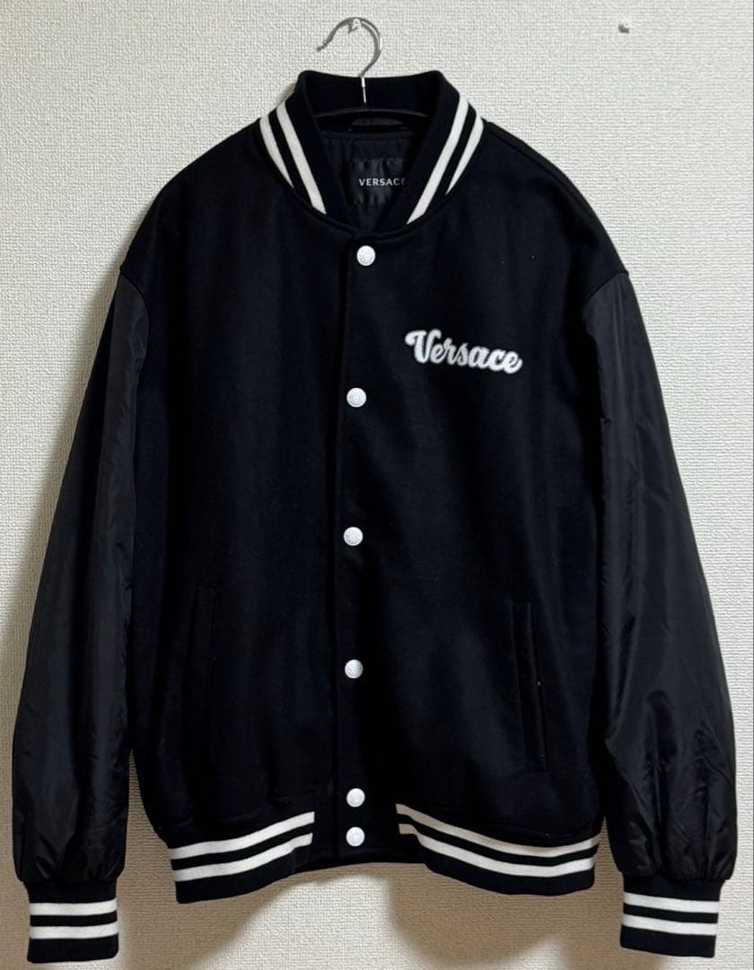 VERSACE ヴェルサーチ ブラック スタジャン ブルゾン VERSACE ヴェルサーチ ブラック スタジャン ブルゾン - メルカリ