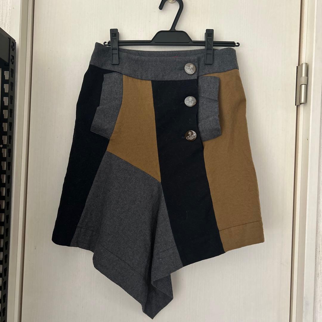 Vivienne Westwoodアシンメトリックヘム マルチカラースカート 身頃と袖の異なるカラーブロックが遊び心を添えるニットに、サテンの