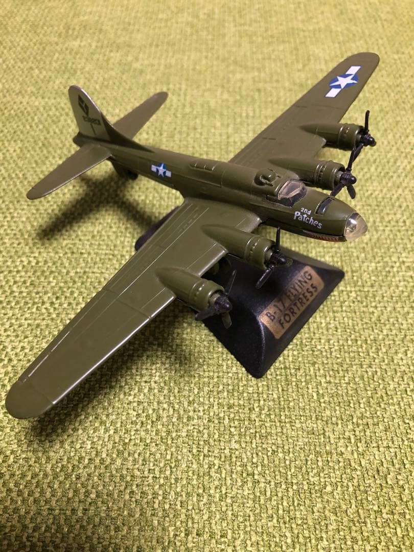 戦闘機　模型　ボーイング　B-17   フライングフォートレス Amazon.co.jp: B-17フライングフォートレス（グリーン）【6インチダイ
