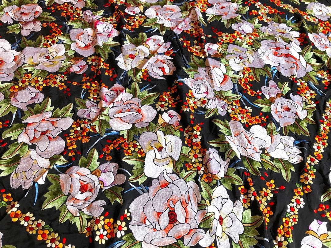 新品］シルク製マントン・黒xカラー刺繍・こんな豪華な刺繍見た事