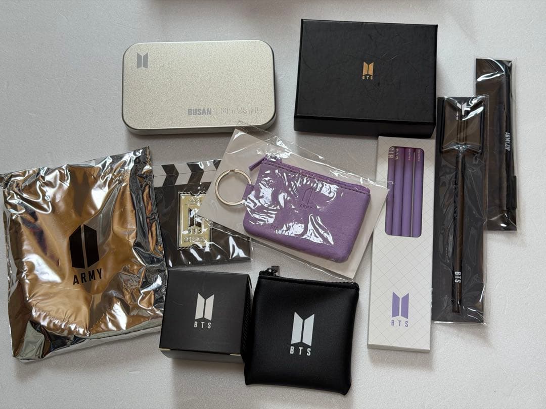 BTS 公式グッズ　まとめ売り 遠鉄百貨にBTS公式グッズショップ期間限定、1,000アイテム以上のグッズ