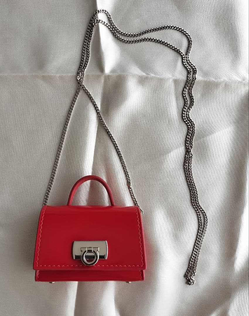 e*i様 【新品・未使用】サルバトーレ・フェラガモ AirPods