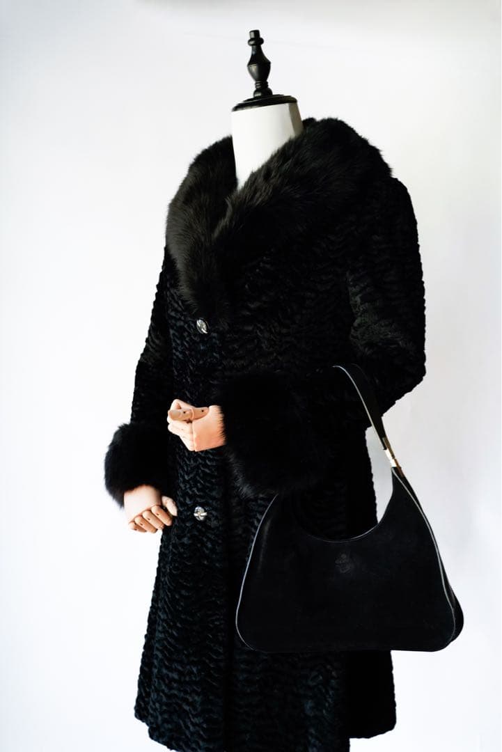 GUCCI TOM FORD SUEDE HOBO SHOULDER BAG - メルカリ