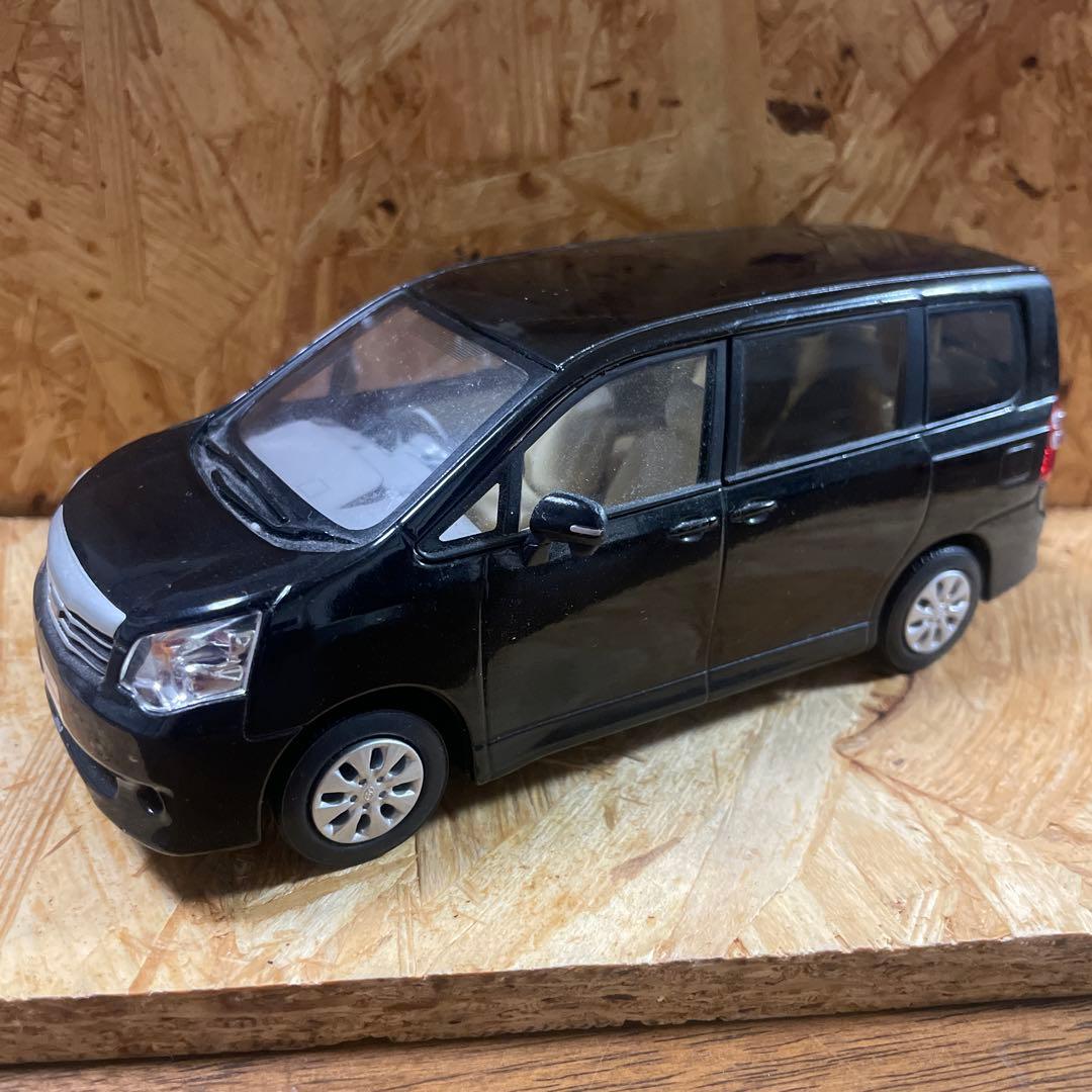 激レア！　トヨタ非売品　カラーサンプル ノア　ミニカー ディーラー非売品】トヨタ ノア 90系 カラーサンプル ミニカー