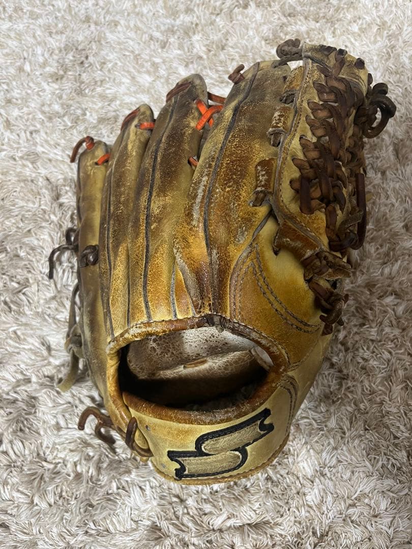 東京ヤクルトスワローズ荒木選手と丹野選手の公式戦で使用したグローブ