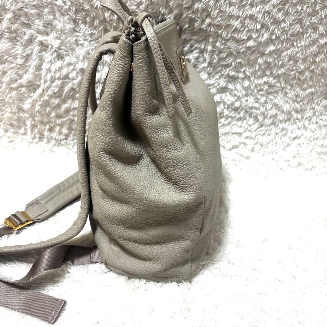 Vivienne Westwood オーブ メタルロゴ レザー リュック グレー - メルカリ