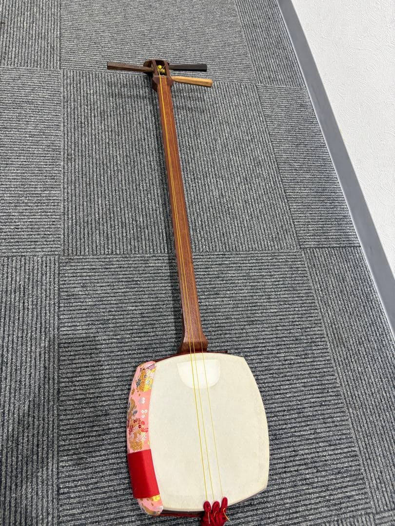 三味線 本体 花柄装飾 3弦 和楽器 旧売価在庫】 三絃司きくおか 小じゃみ三線 花柄 サンゲンシキクオカ